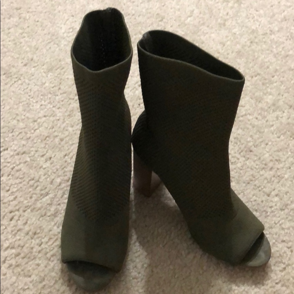 Heeled boots, women’s size 6. Only wore once